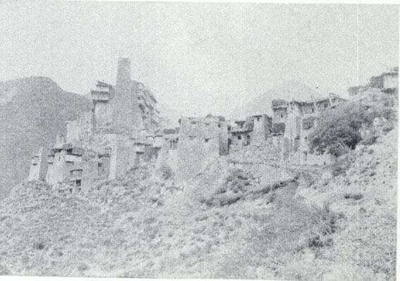 松岗土司官寨及碉楼（J.W.布鲁克摄于1908年, 原照存于英国皇家地理学会RGS  ））.jpg