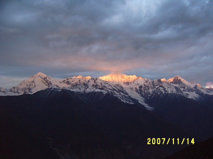 金色逐渐加深，宽度逐渐加大