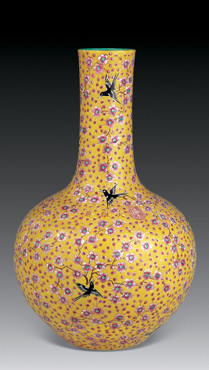 喜鹊登梅天球瓶.jpg