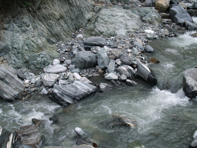 甘孜州的奇石沟 （1）l.jpg