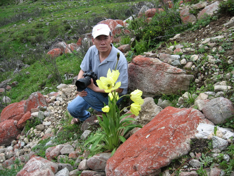 1 在祖国西南横断山域考察高山野生花卉_调整大小.jpg